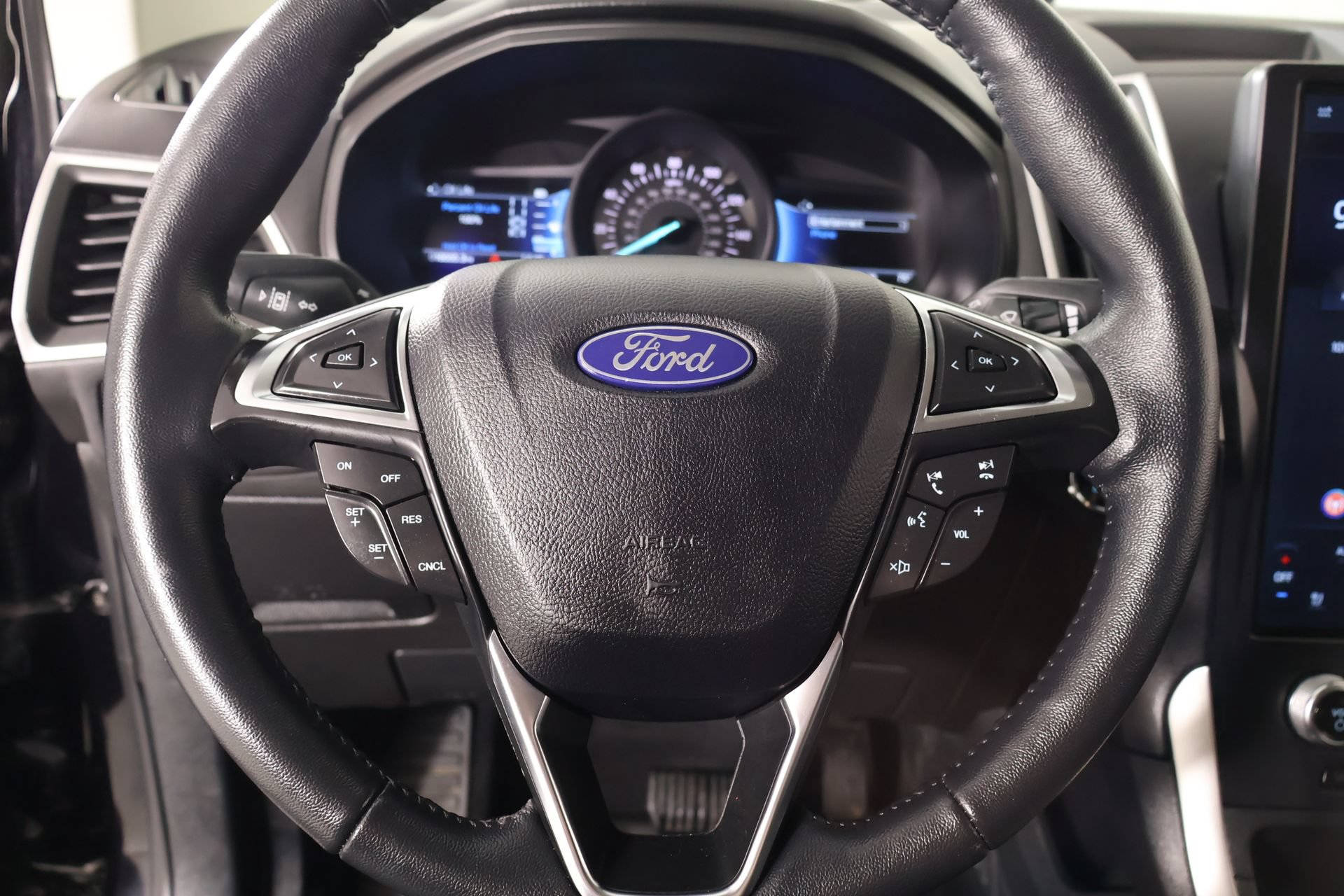 Used 2024 Ford Edge SEL w/ Convenience Package AWD/4WD image 3