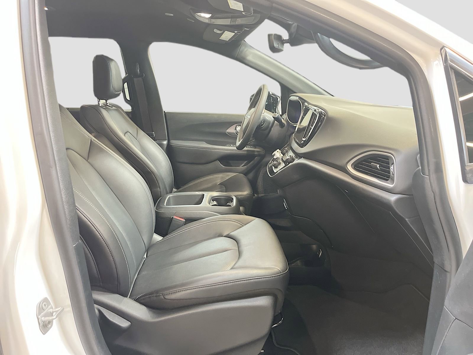 Used 2026 Chrysler Pacifica Select image 28