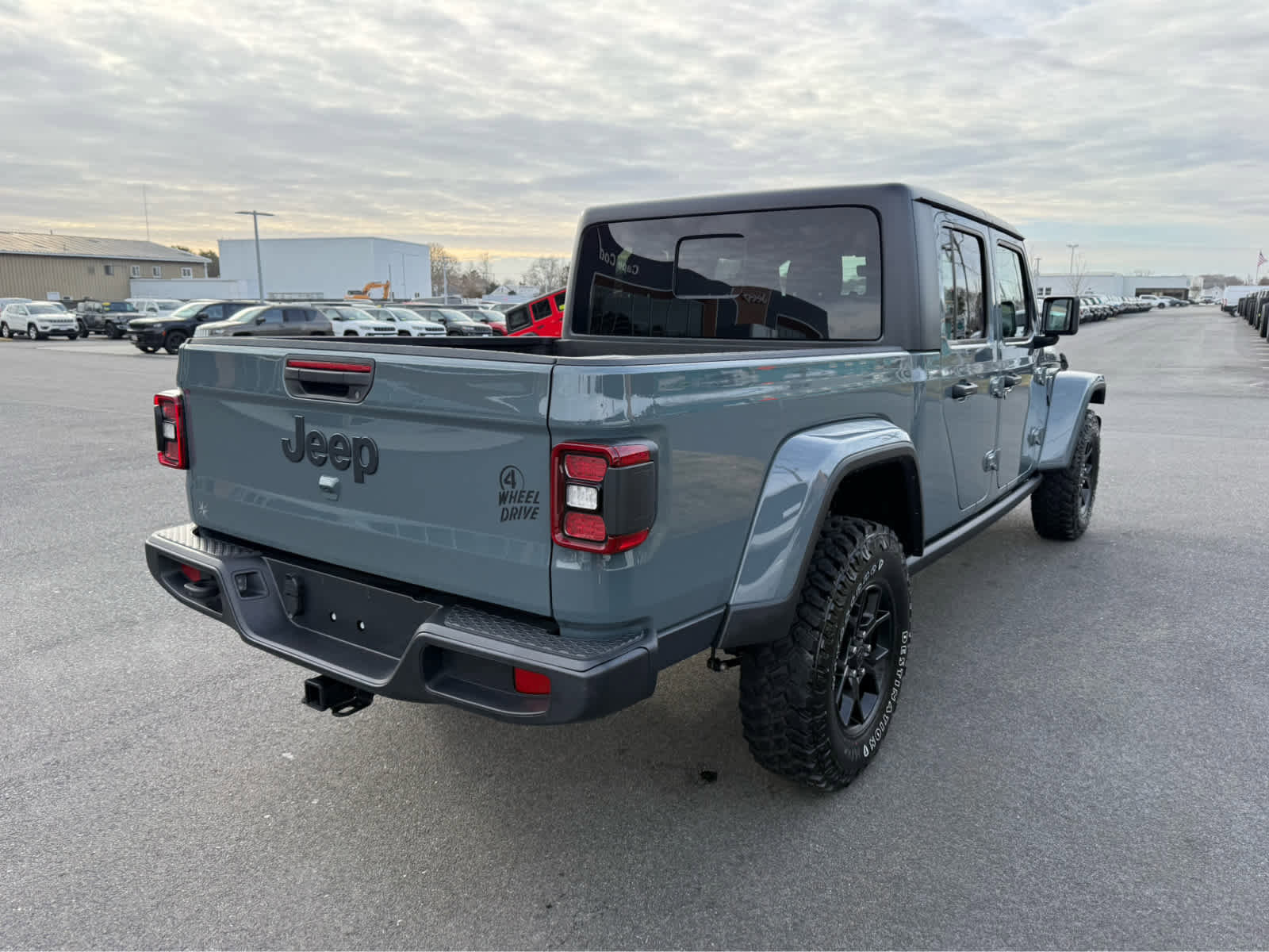 Used 2025 Jeep Gladiator Sport image 9