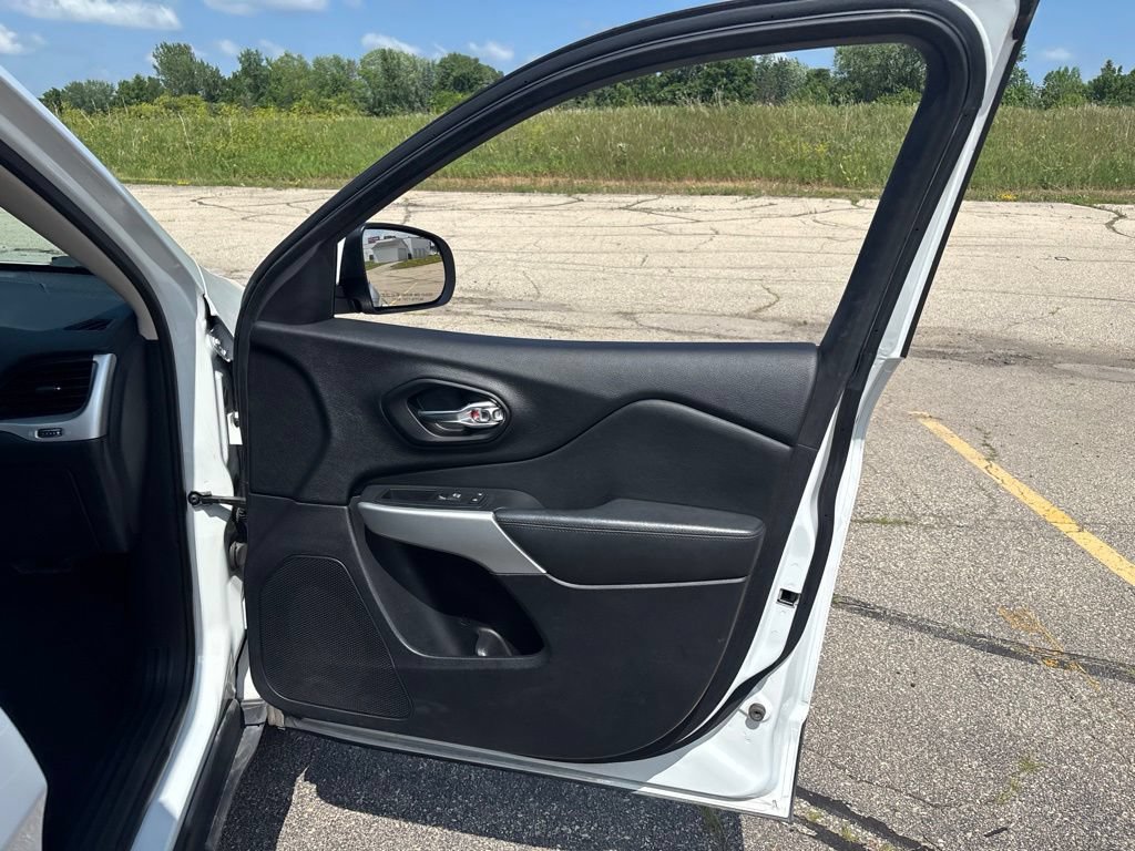 Used 2017 Jeep Cherokee Latitude w/ Comfort/Convenience Group FWD image 28