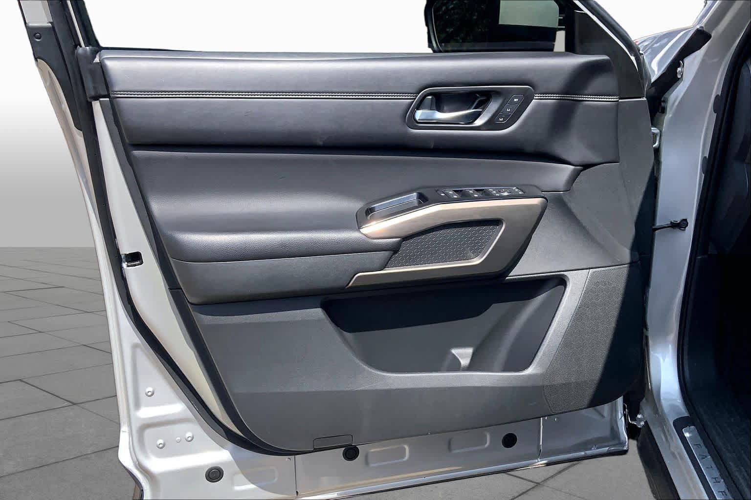 Used 2024 Nissan Pathfinder Platinum FWD image 22