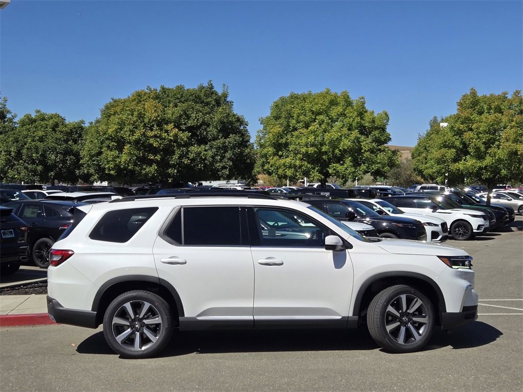 New 2025 Honda Pilot Touring image 3