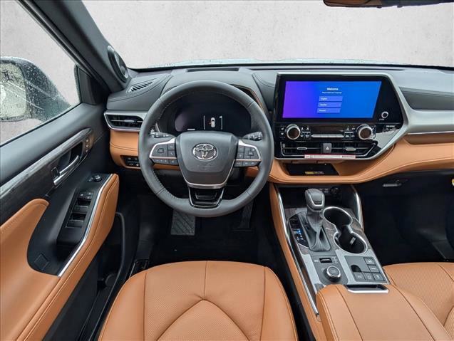 New 2025 Toyota Highlander Platinum image 15