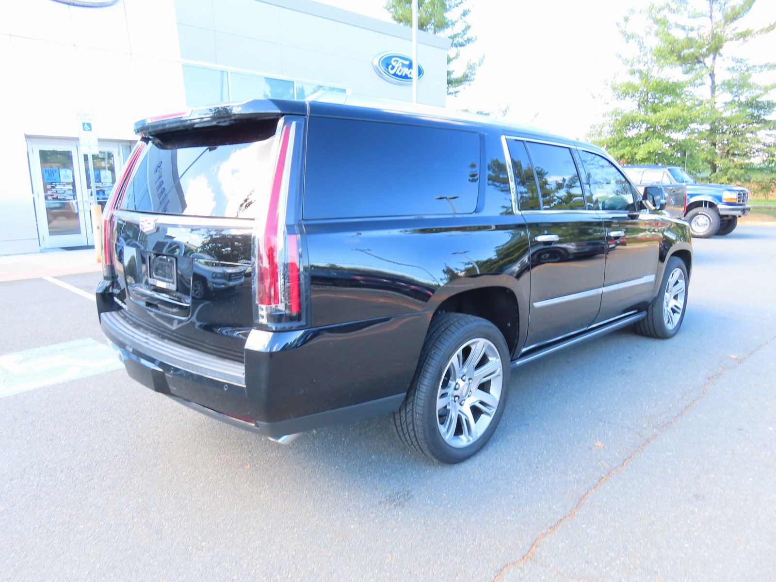 Used 2020 Cadillac Escalade ESV Premium Luxury image 5