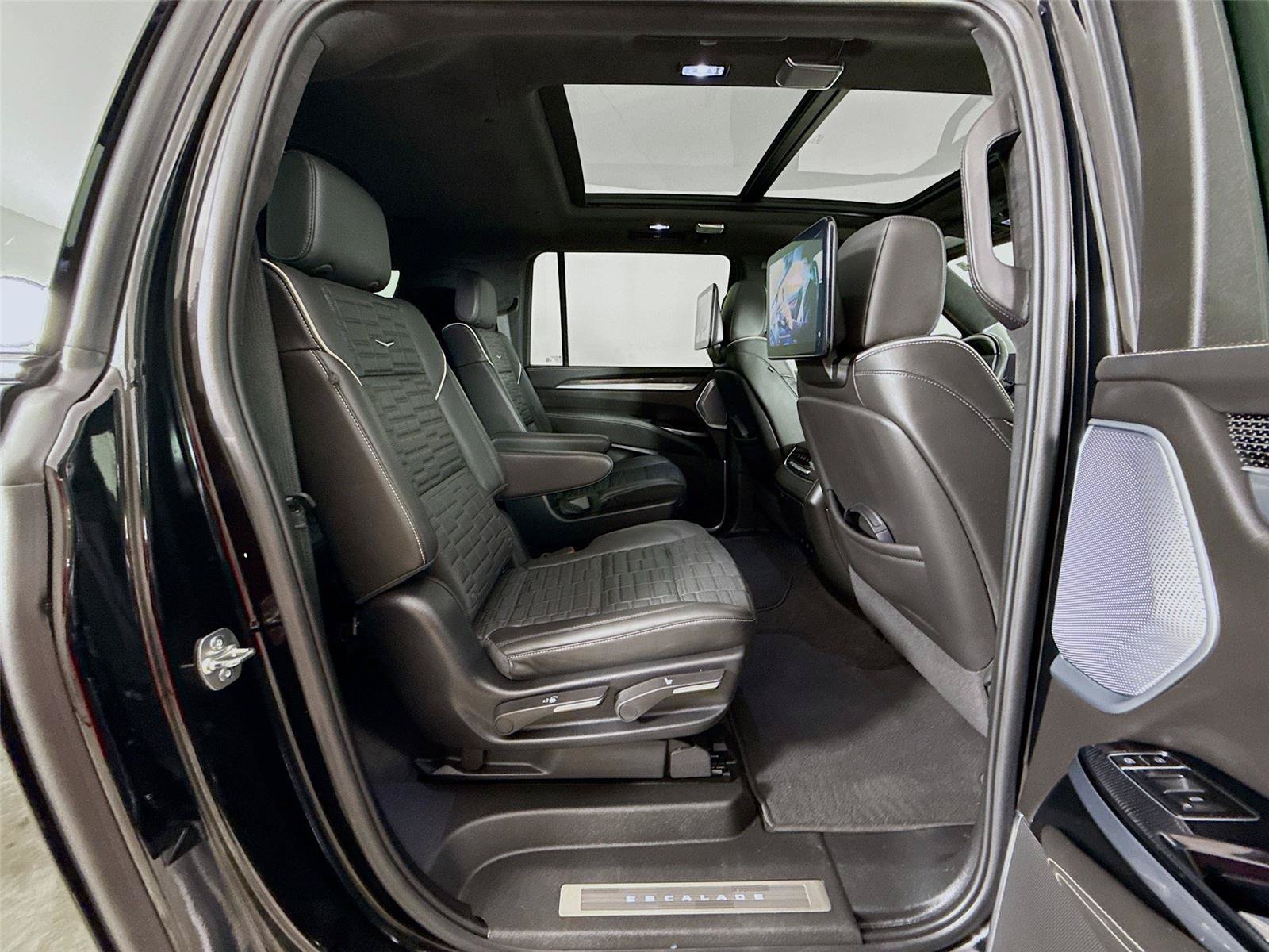 Used 2025 Cadillac Escalade ESV V AWD/4WD image 30