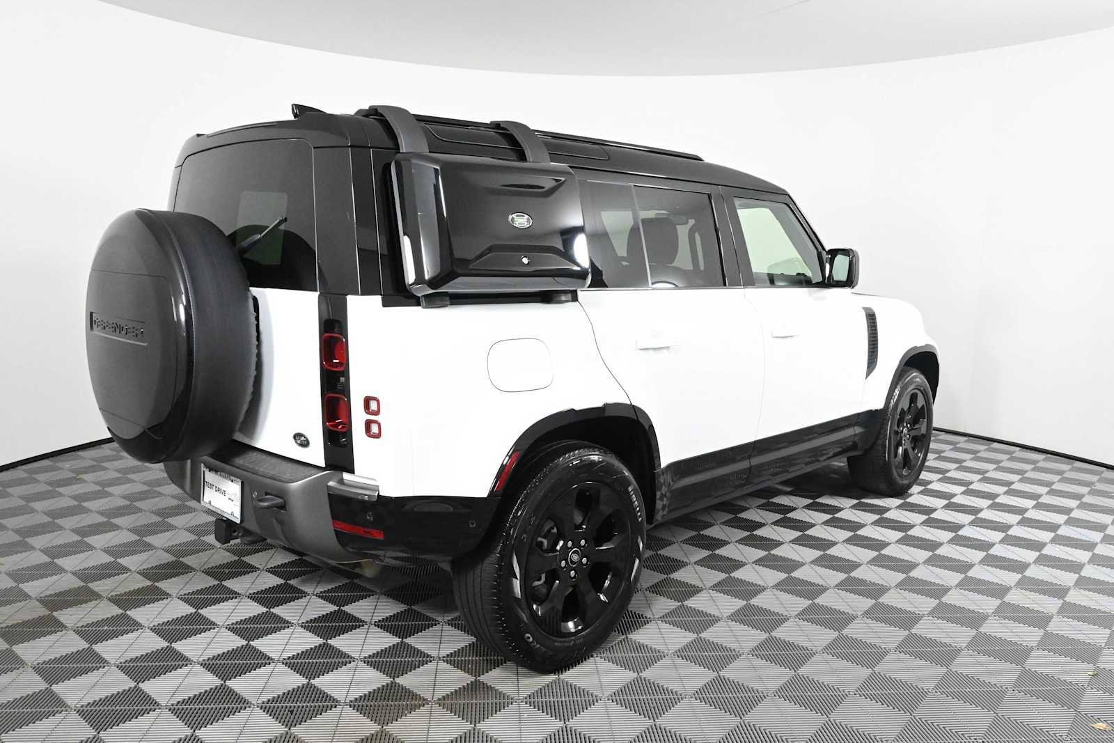 Used 2022 Land Rover Defender 110 X-Dynamic SE AWD/4WD image 9