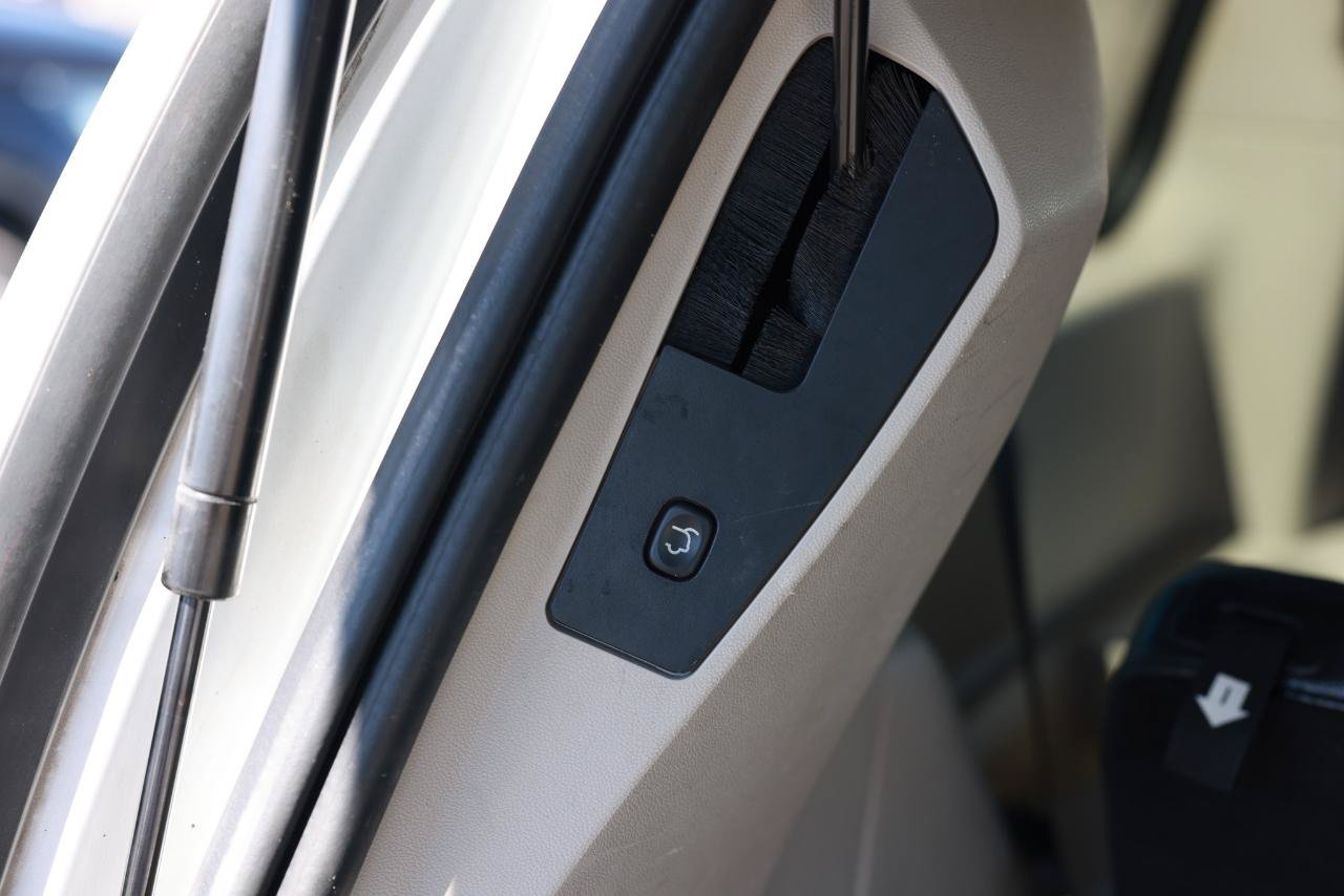 Used 2015 Chrysler Town & Country Touring FWD image 39