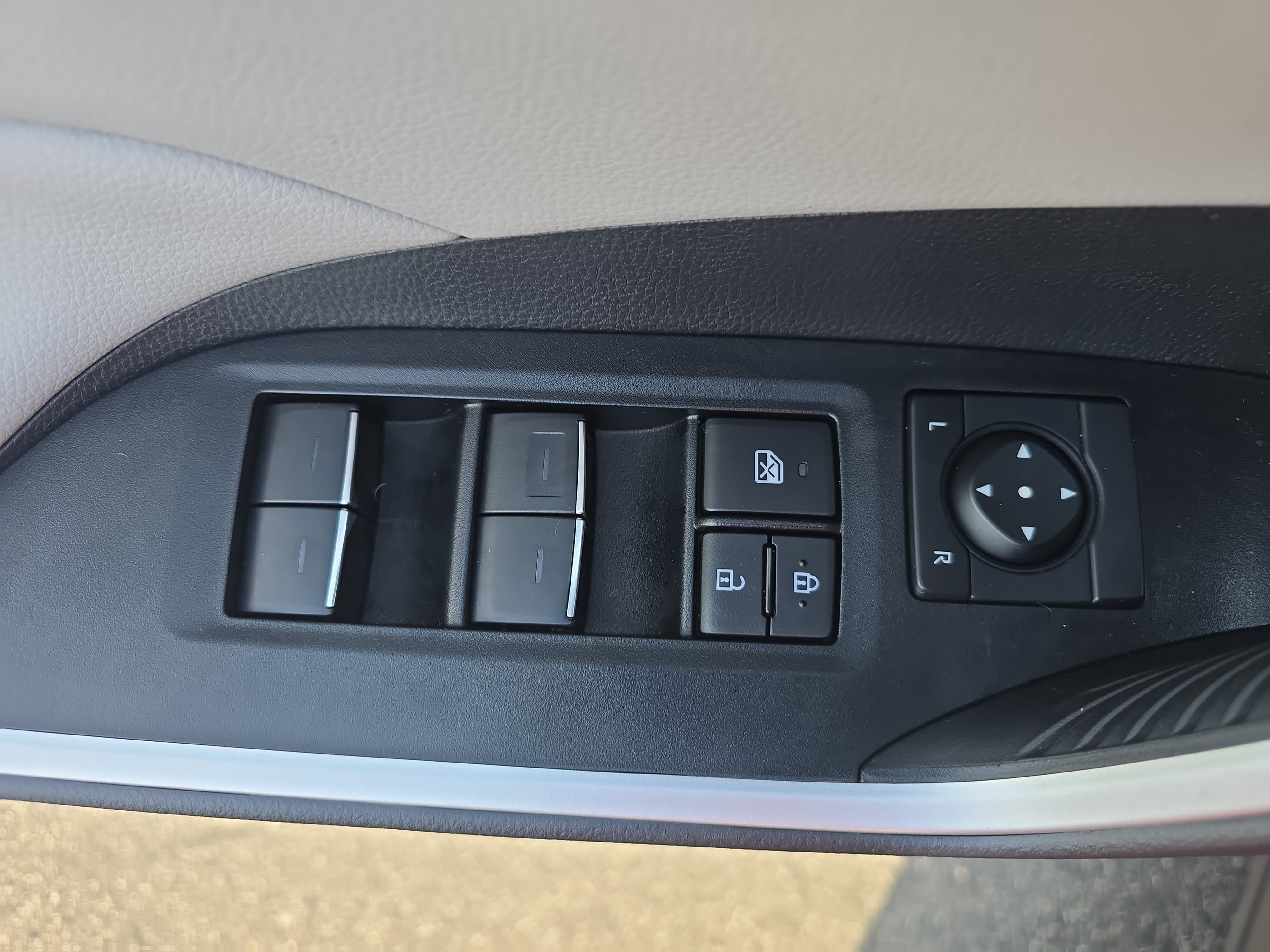 Used 2025 Toyota RAV4 XLE w/ Convenience Package FWD image 28