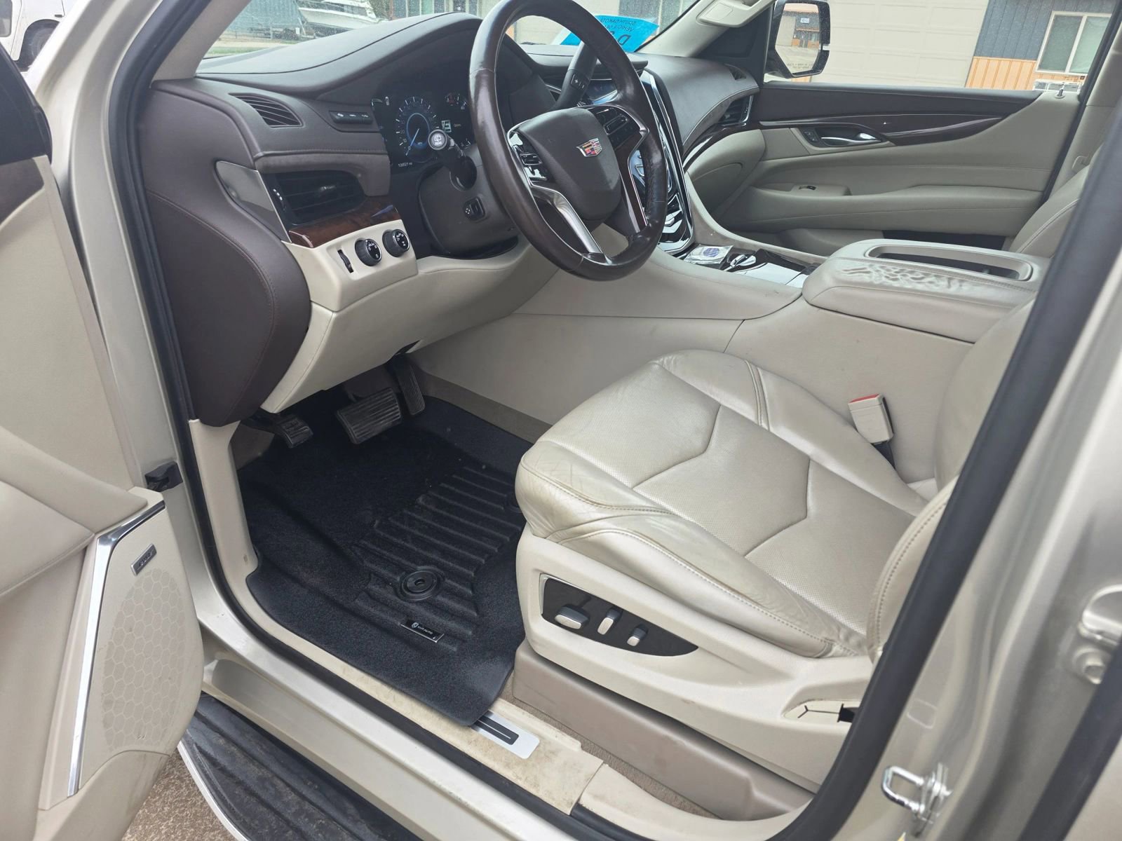Used 2017 Cadillac Escalade Luxury AWD/4WD image 13