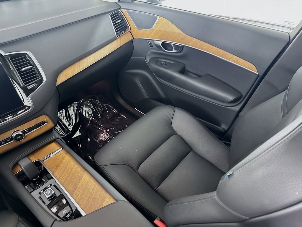 Certified 2025 Volvo XC90 B6 Plus image 24