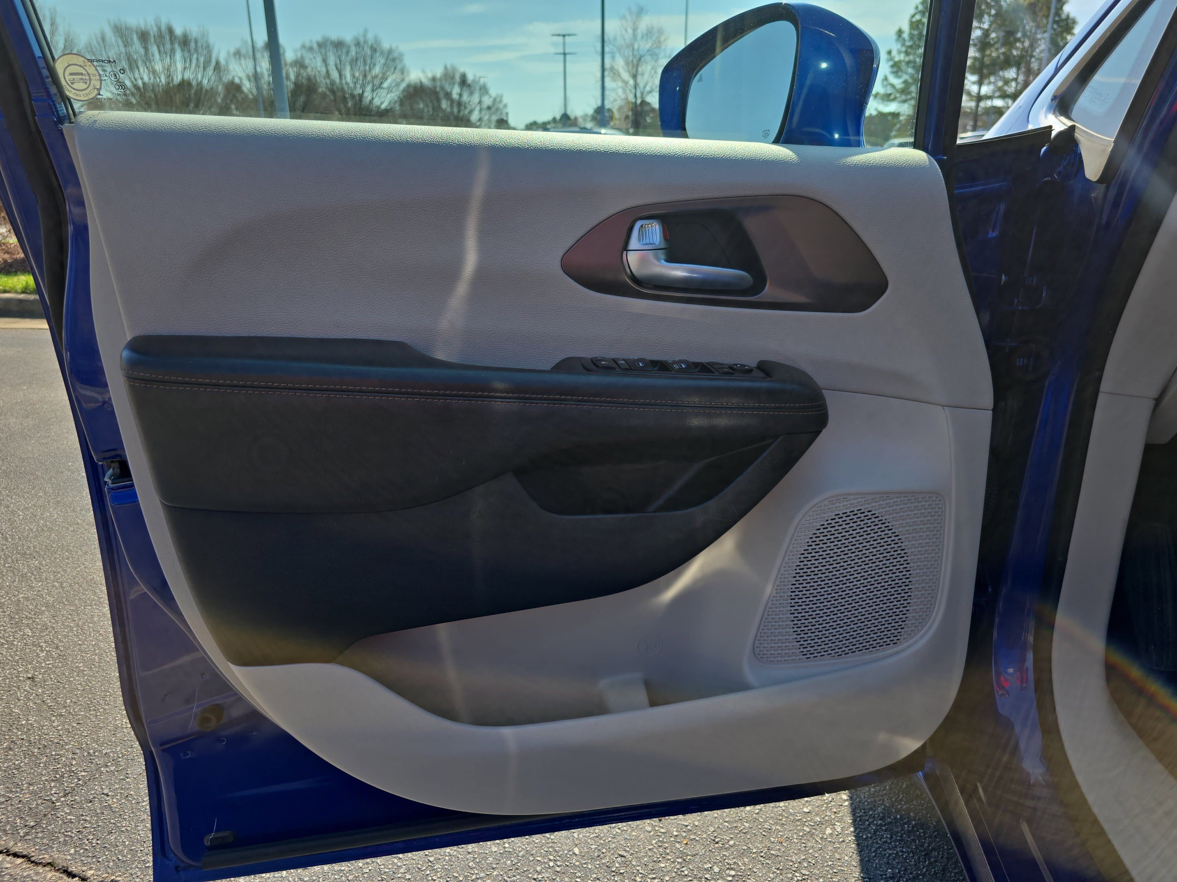 Used 2018 Chrysler Pacifica Touring-L image 28