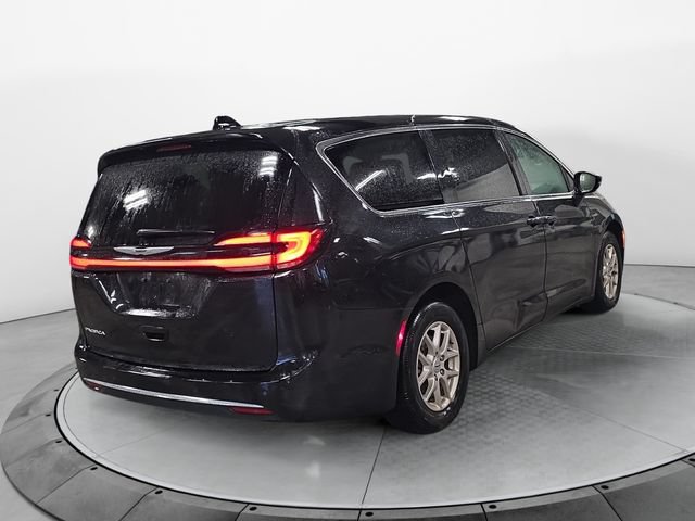 Used 2024 Chrysler Pacifica Touring-L FWD image 5