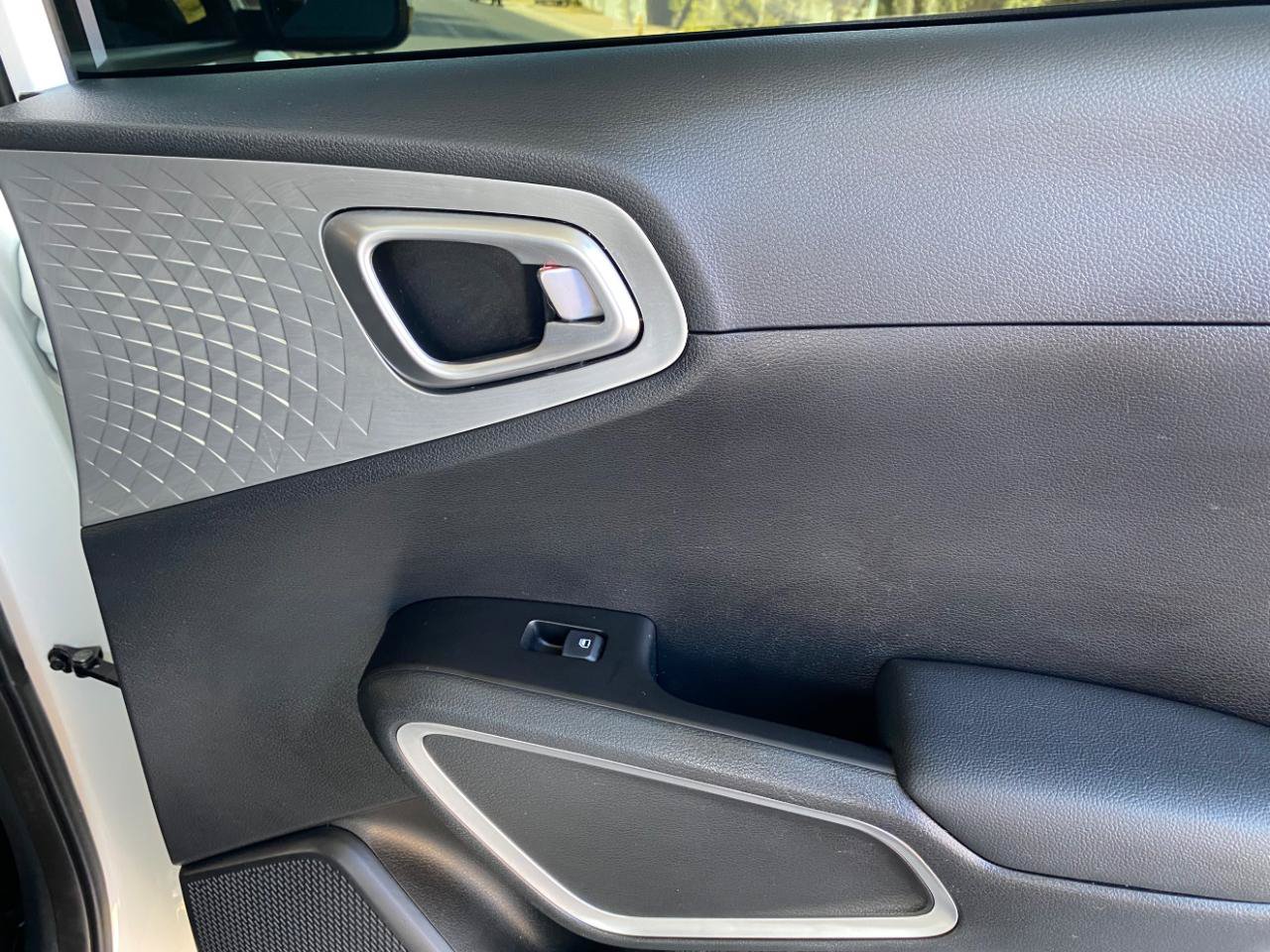 Used 2025 Kia Soul LX w/ LX Technology Package FWD image 35