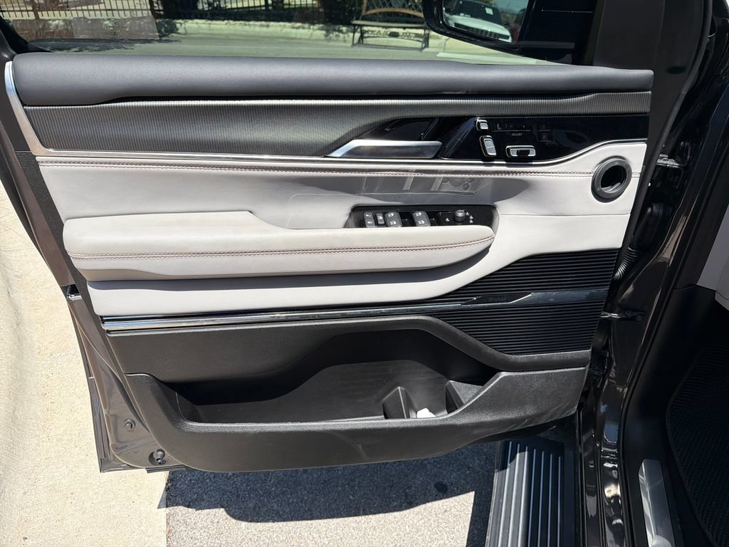 New 2026 Jeep Grand Wagoneer Summit w/ Premium Group III AWD/4WD image 16