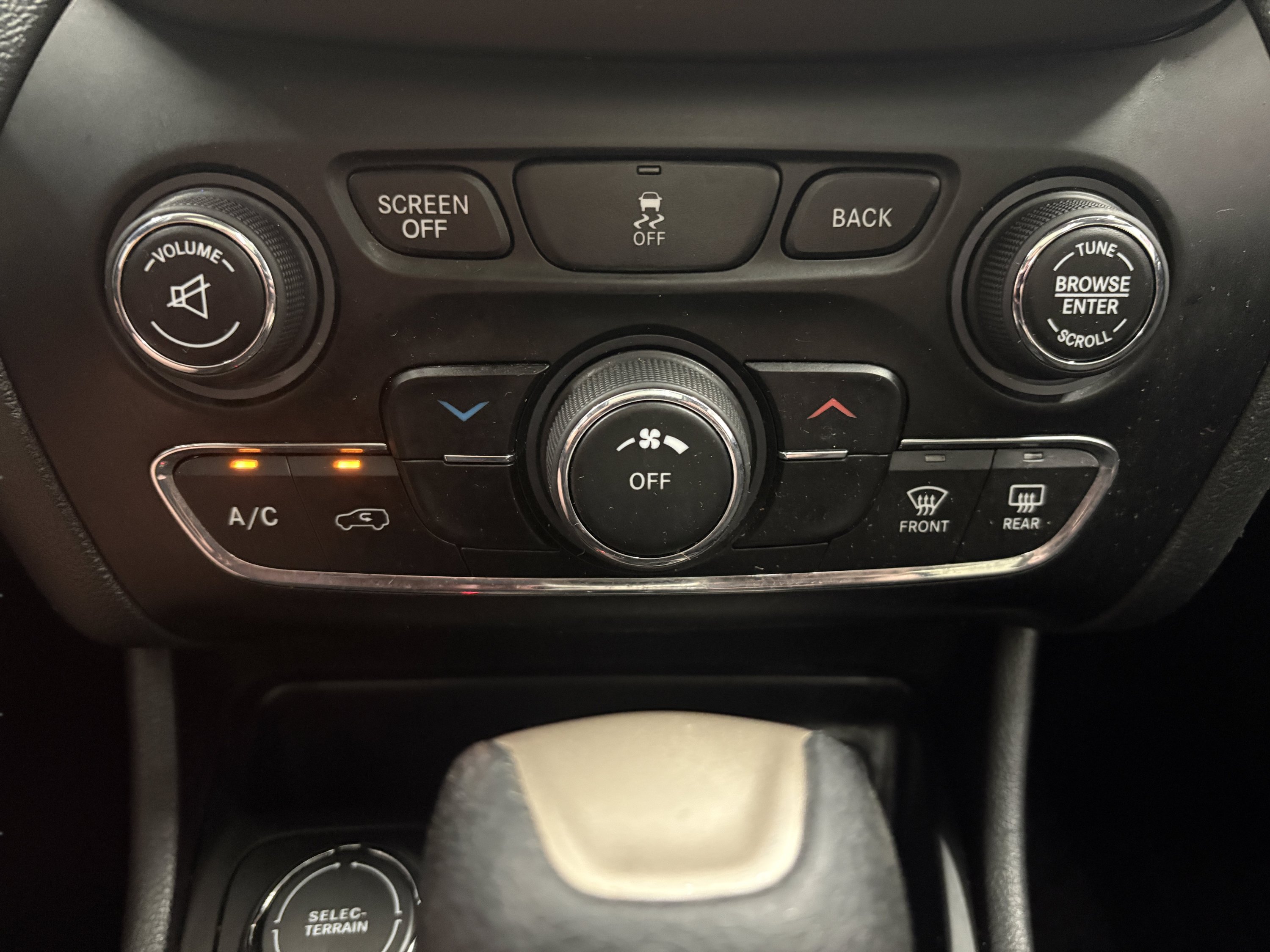 Used 2017 Jeep Cherokee Latitude w/ Cold Weather Group AWD/4WD image 16