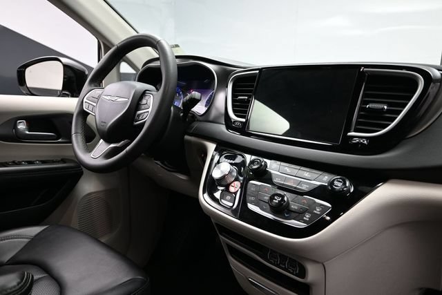 Certified 2024 Chrysler Pacifica Touring-L FWD image 15