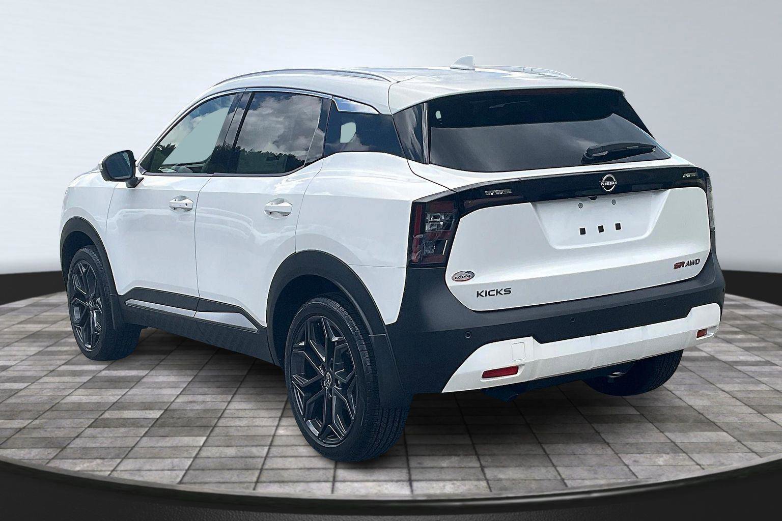 New 2025 Nissan Kicks SR image 4