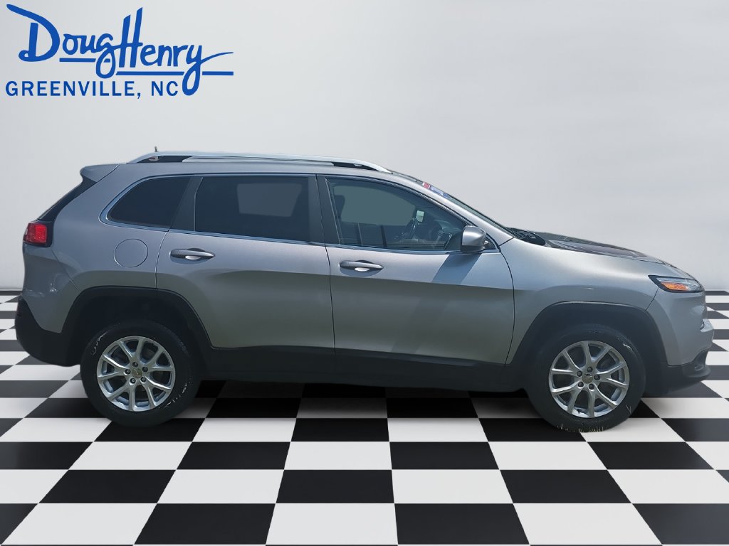 Used 2018 Jeep Cherokee Latitude w/ Cold Weather Group FWD image 6
