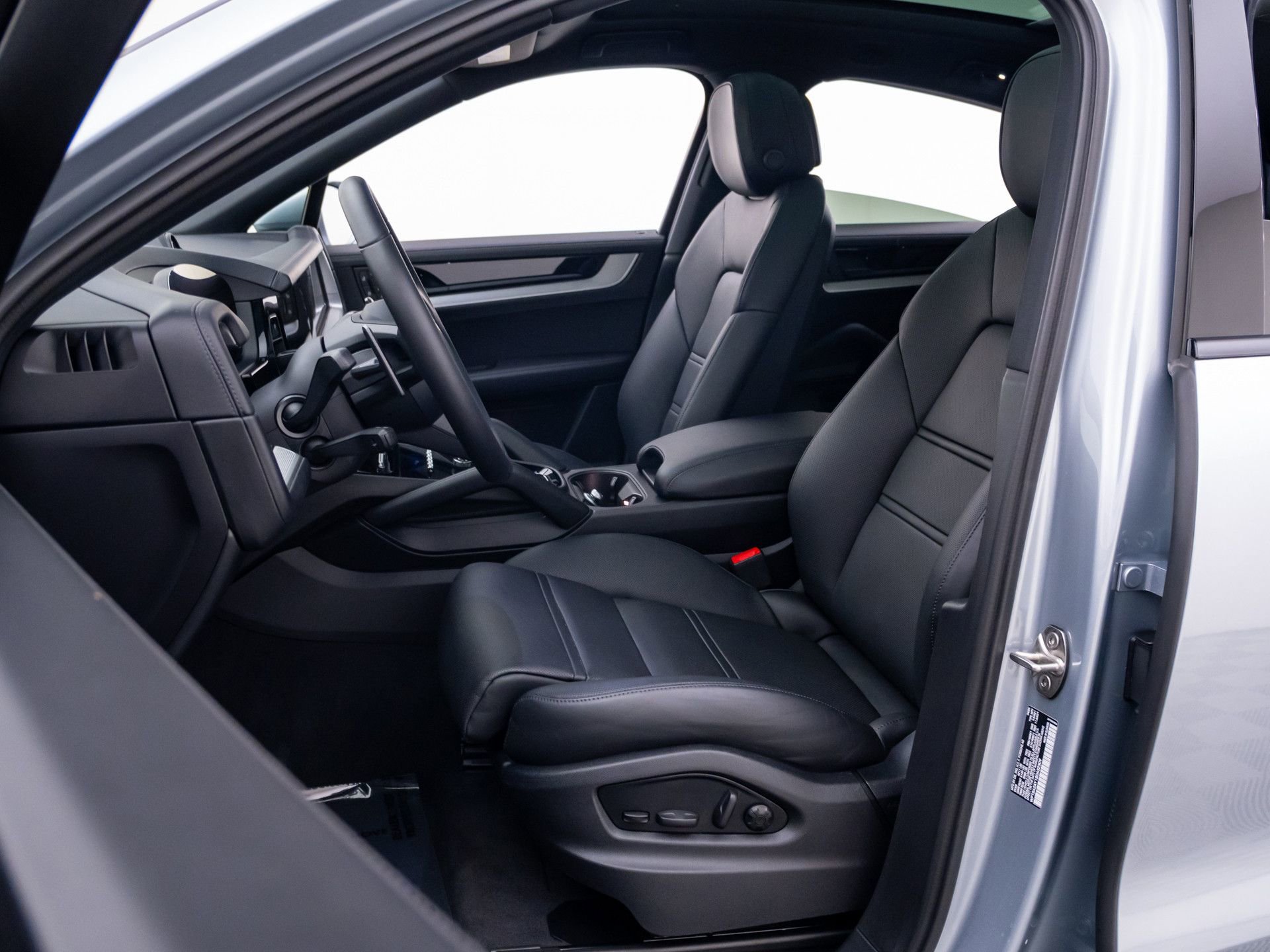 Certified 2025 Porsche Cayenne Coupe AWD/4WD image 5