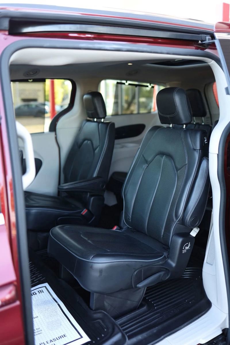 Used 2019 Chrysler Pacifica Limited FWD image 32