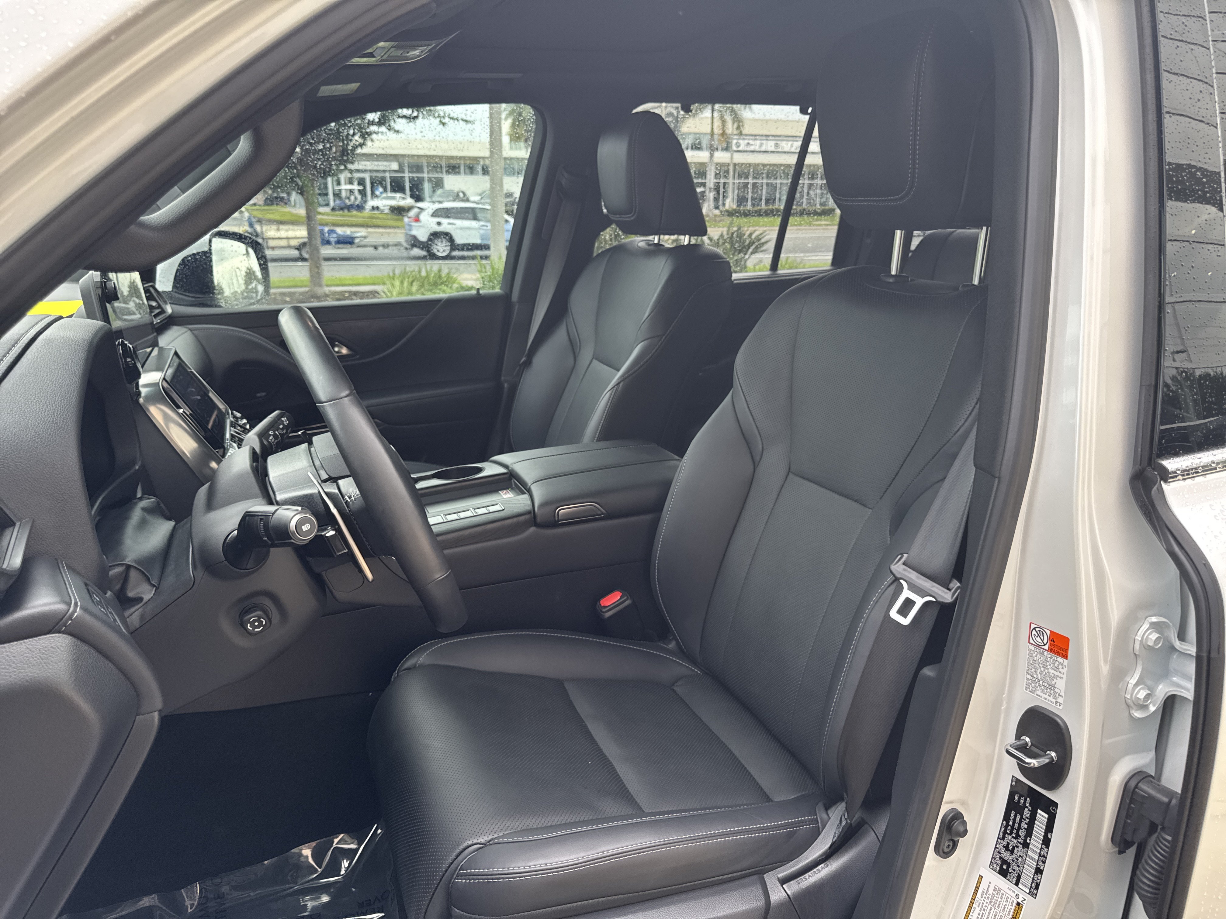 Used 2025 Lexus LX 600 4WD w/ Luxury Package image 8