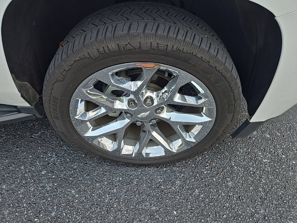 Used 2019 Chevrolet Suburban LT RWD image 4