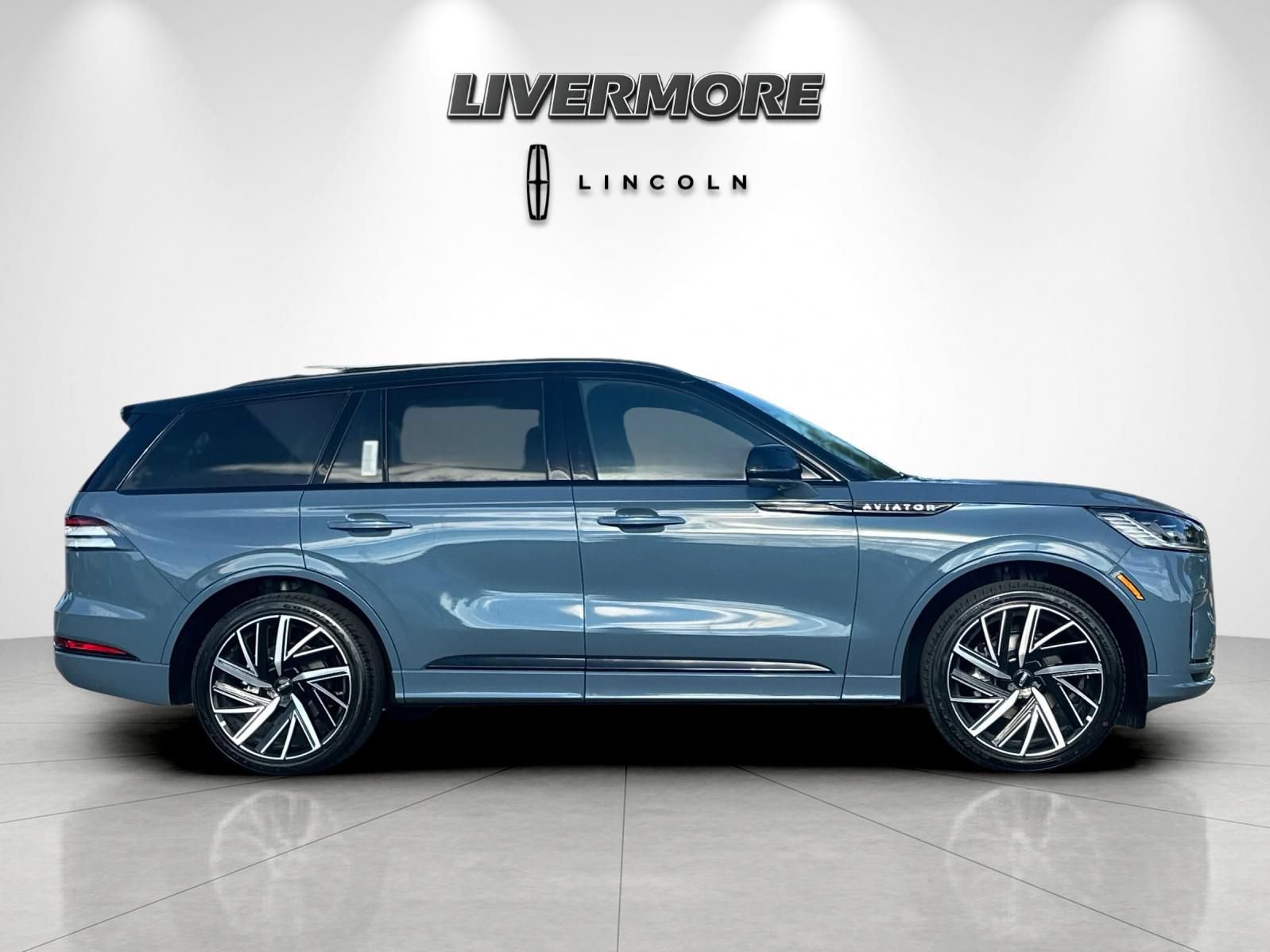 New 2026 Lincoln Aviator Black Label w/ Black Label Special Edition AWD/4WD image 2
