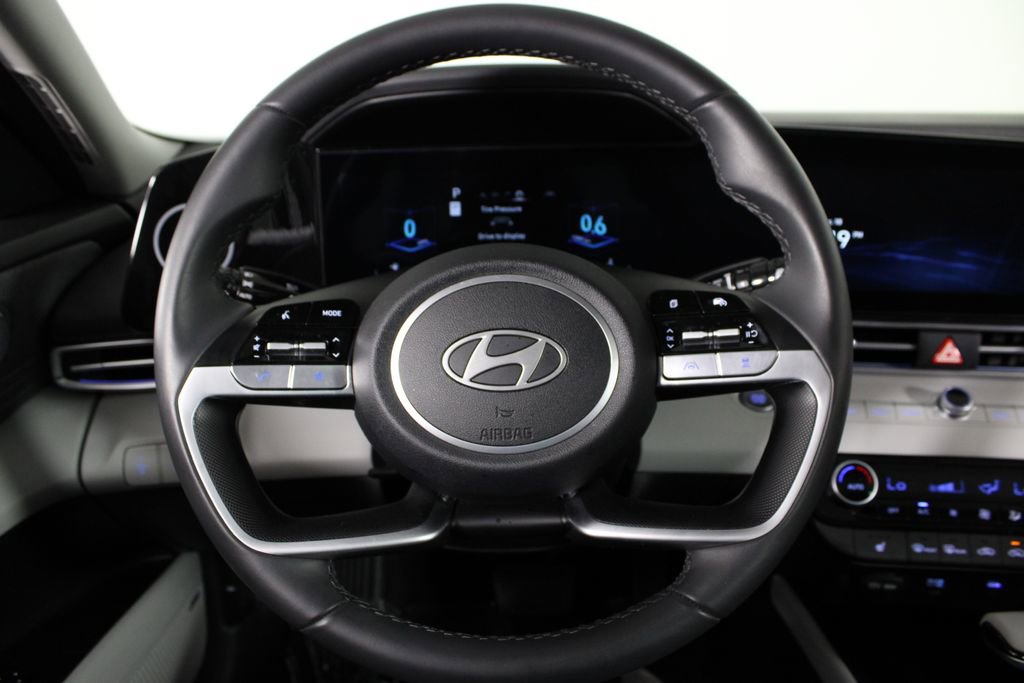 Certified 2025 Hyundai Elantra Limited image 8