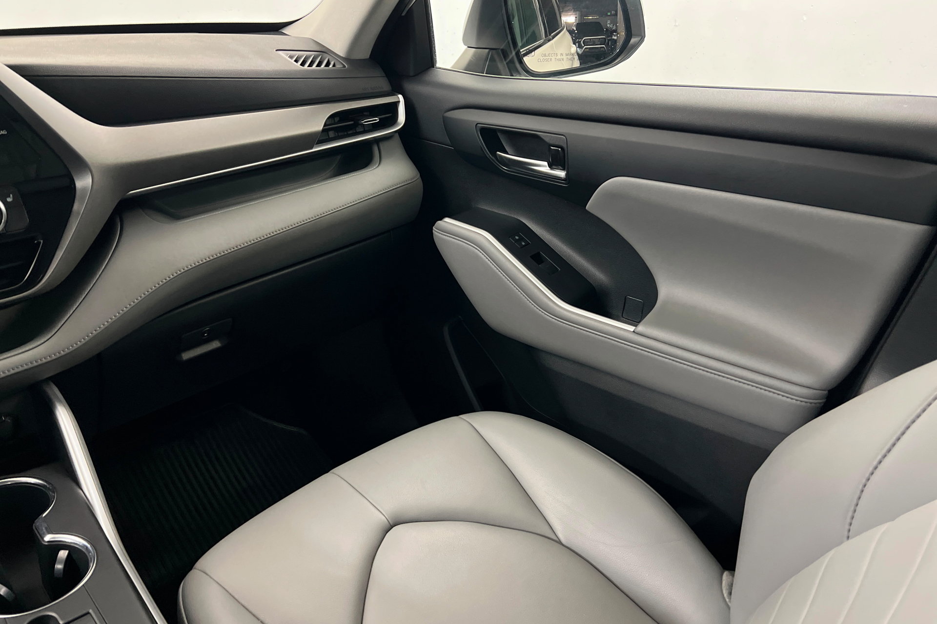 Used 2021 Toyota Highlander XLE AWD/4WD image 11