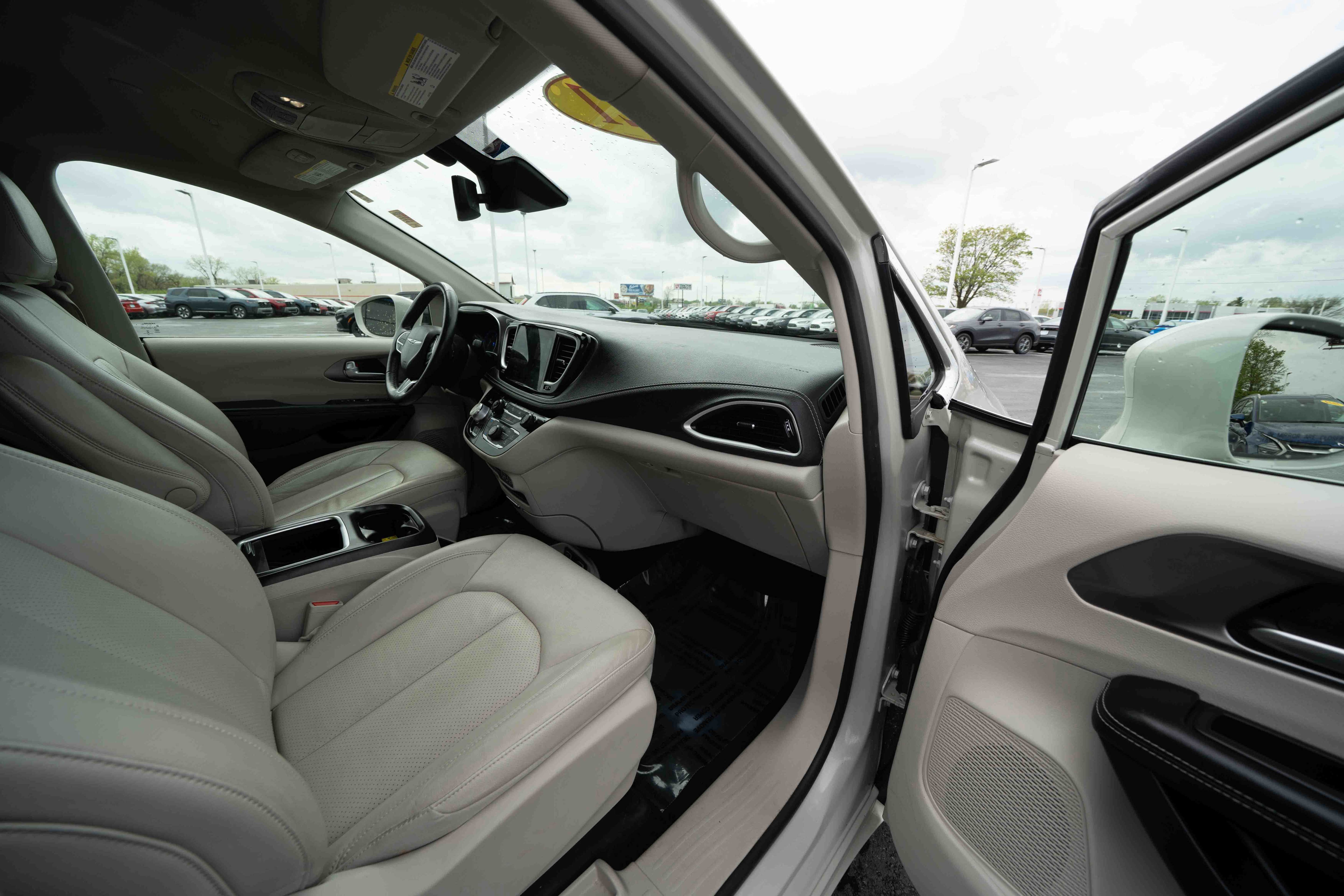 Used 2021 Chrysler Pacifica Touring-L FWD image 26