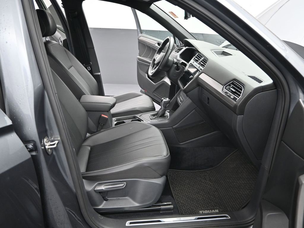 Used 2022 Volkswagen Tiguan SE R-Line image 13