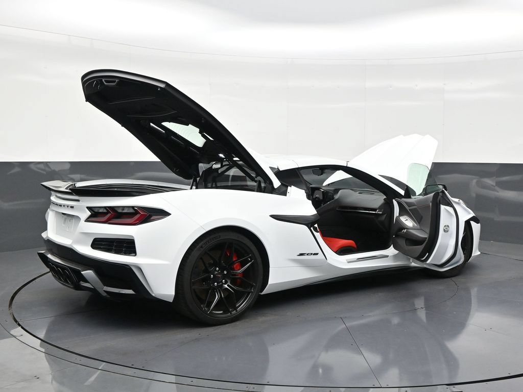 Used 2025 Chevrolet Corvette Z06 RWD image 29