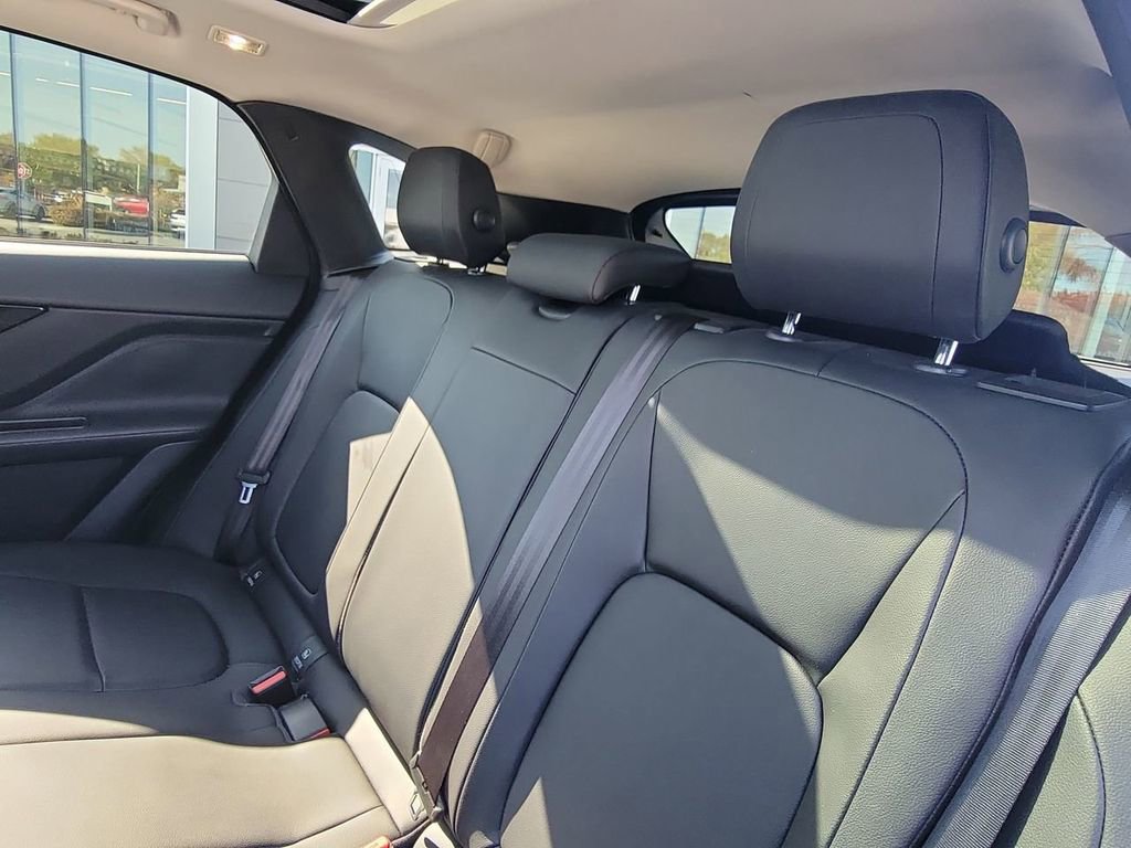 Used 2018 Jaguar F-PACE Premium image 15