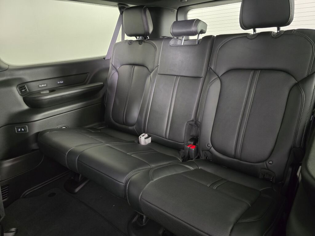 New 2025 Jeep Wagoneer L Series II w/ HD Trailer Tow Package w/25F image 25