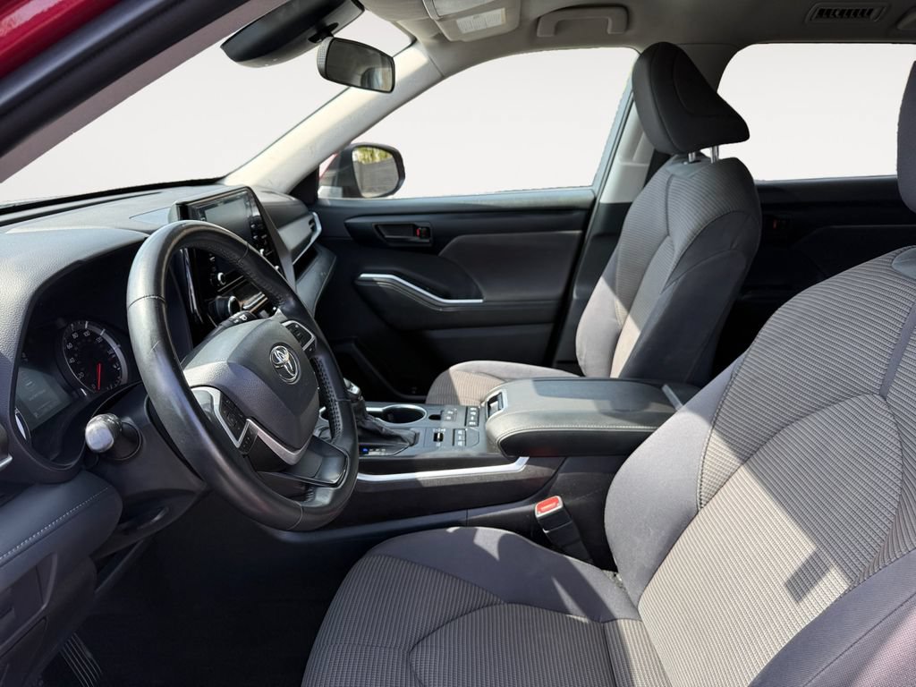Used 2022 Toyota Highlander LE AWD/4WD image 9