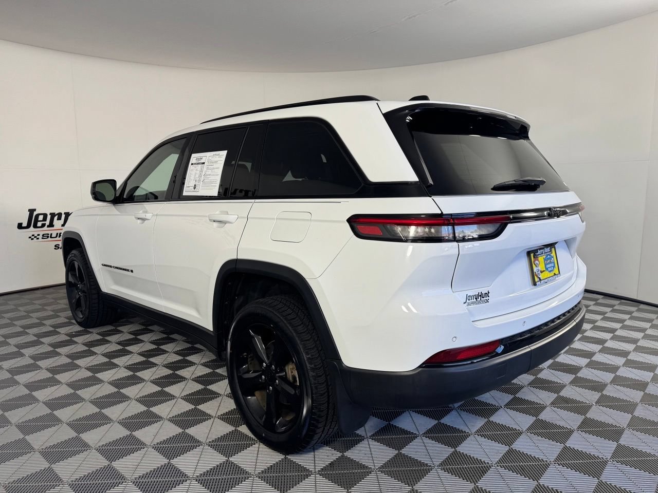 Used 2023 Jeep Grand Cherokee Altitude RWD image 8