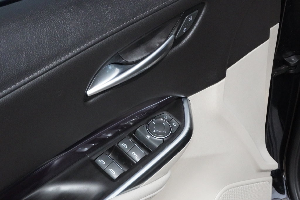 Used 2023 Cadillac XT4 Luxury w/ Cold Weather Package FWD image 27