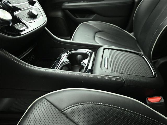 Used 2025 Chrysler Pacifica Limited FWD image 13