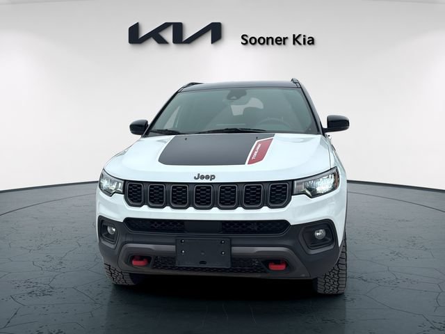 Used 2025 Jeep Compass Trailhawk AWD/4WD image 2