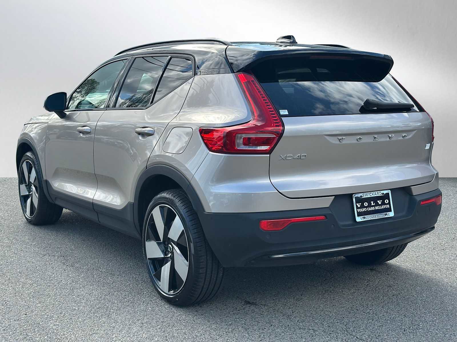 Used 2023 Volvo XC40 Recharge Ultimate image 5