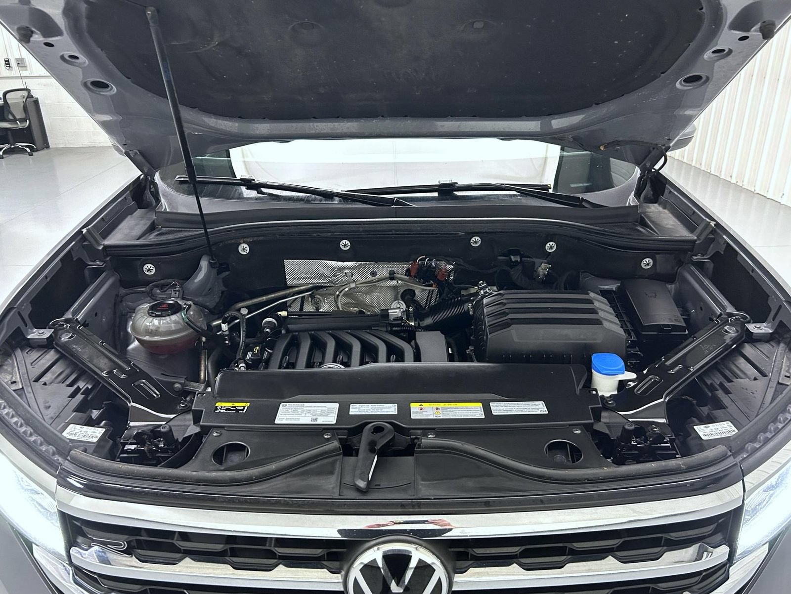 Used 2022 Volkswagen Atlas Cross Sport SEL R-Line AWD/4WD image 24