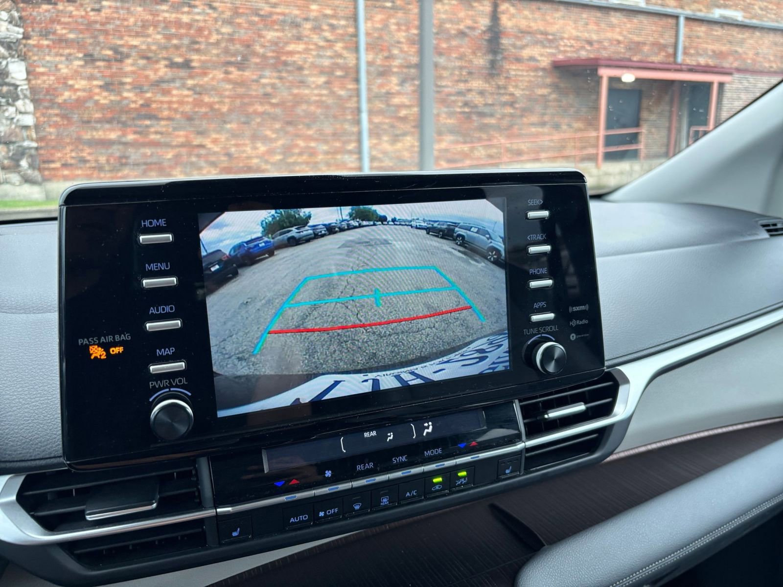 Used 2024 Toyota Sienna XLE FWD image 24