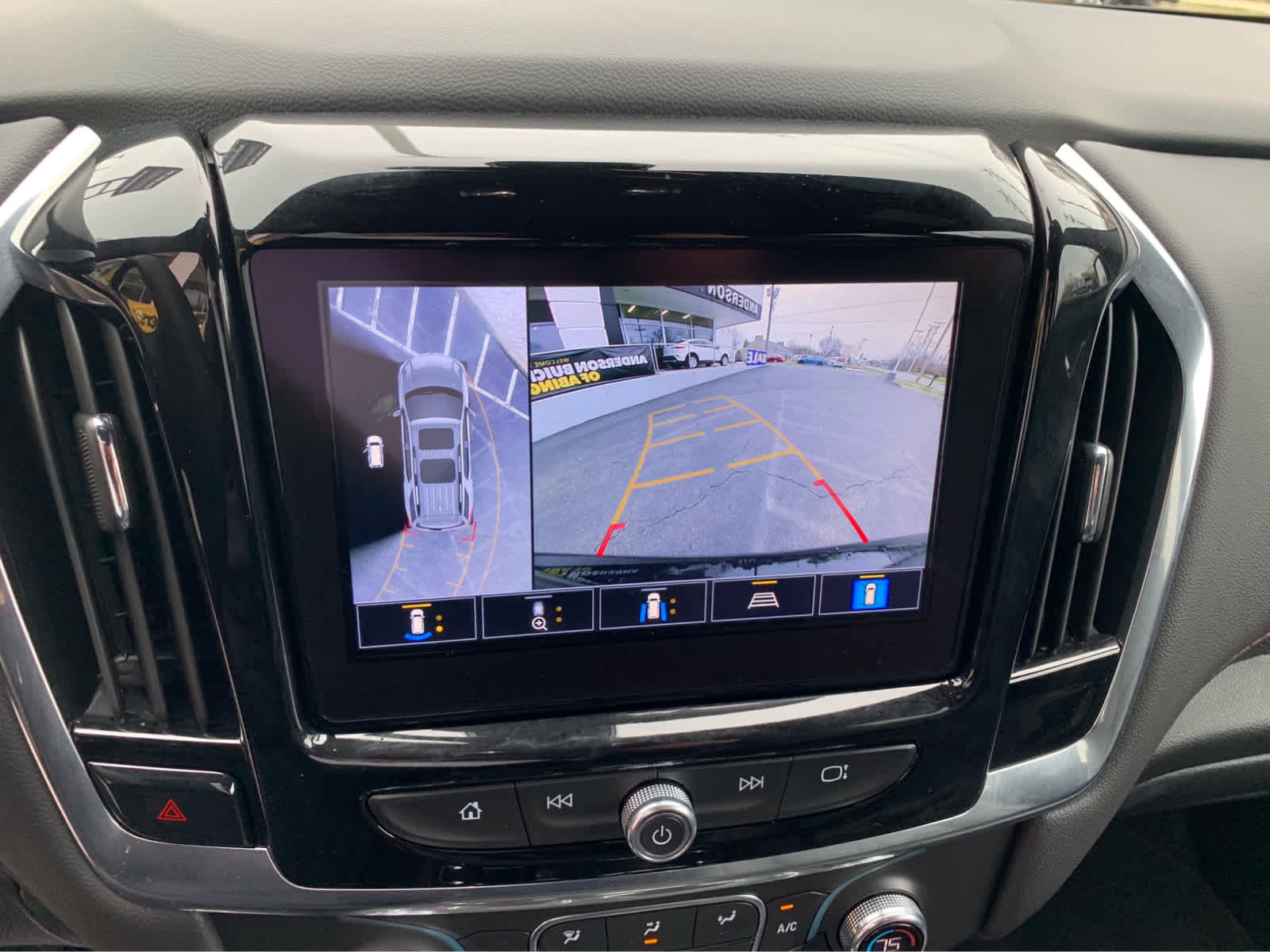 Used 2023 Chevrolet Traverse RS image 17