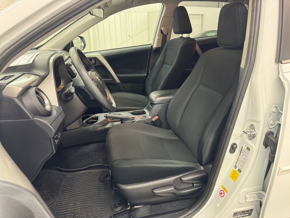 Used 2018 Toyota RAV4 LE image 34