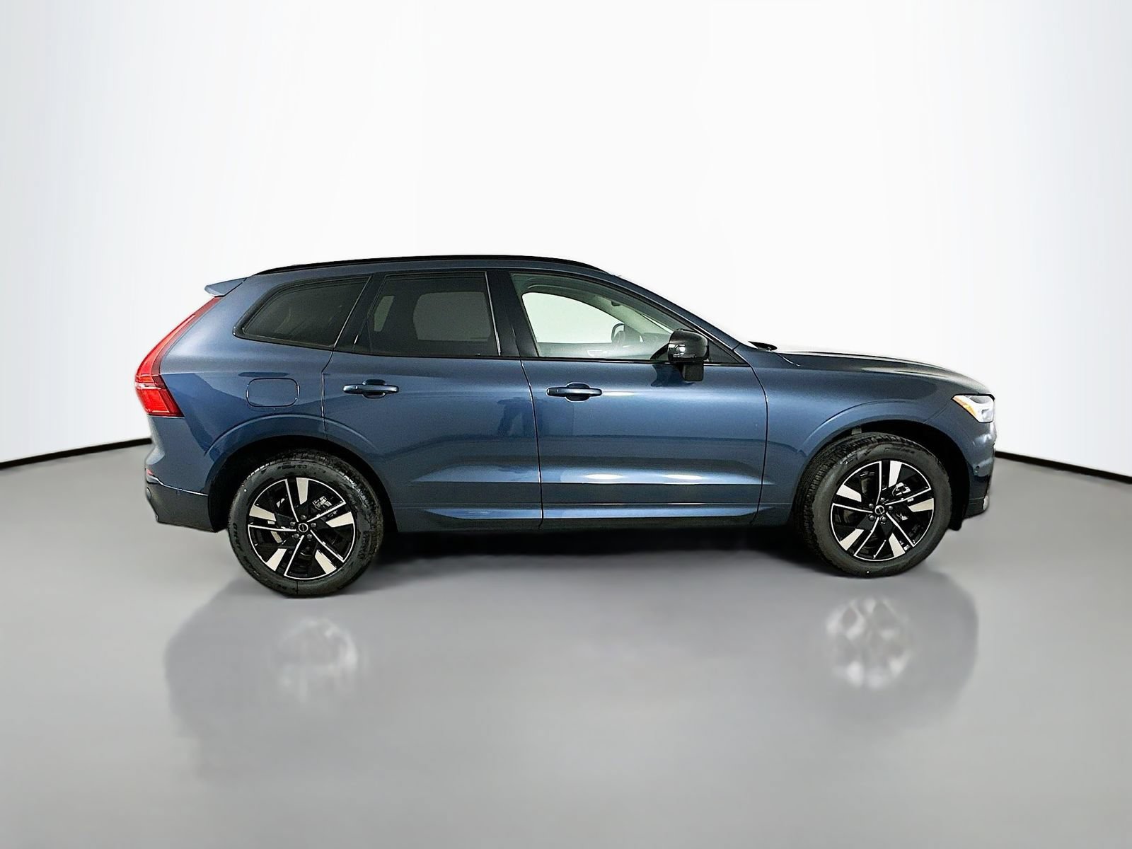 New 2026 Volvo XC60 B5 Plus w/ Protection Package Premier AWD/4WD image 4