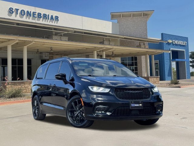 Used 2025 Chrysler Pacifica Limited FWD image 2