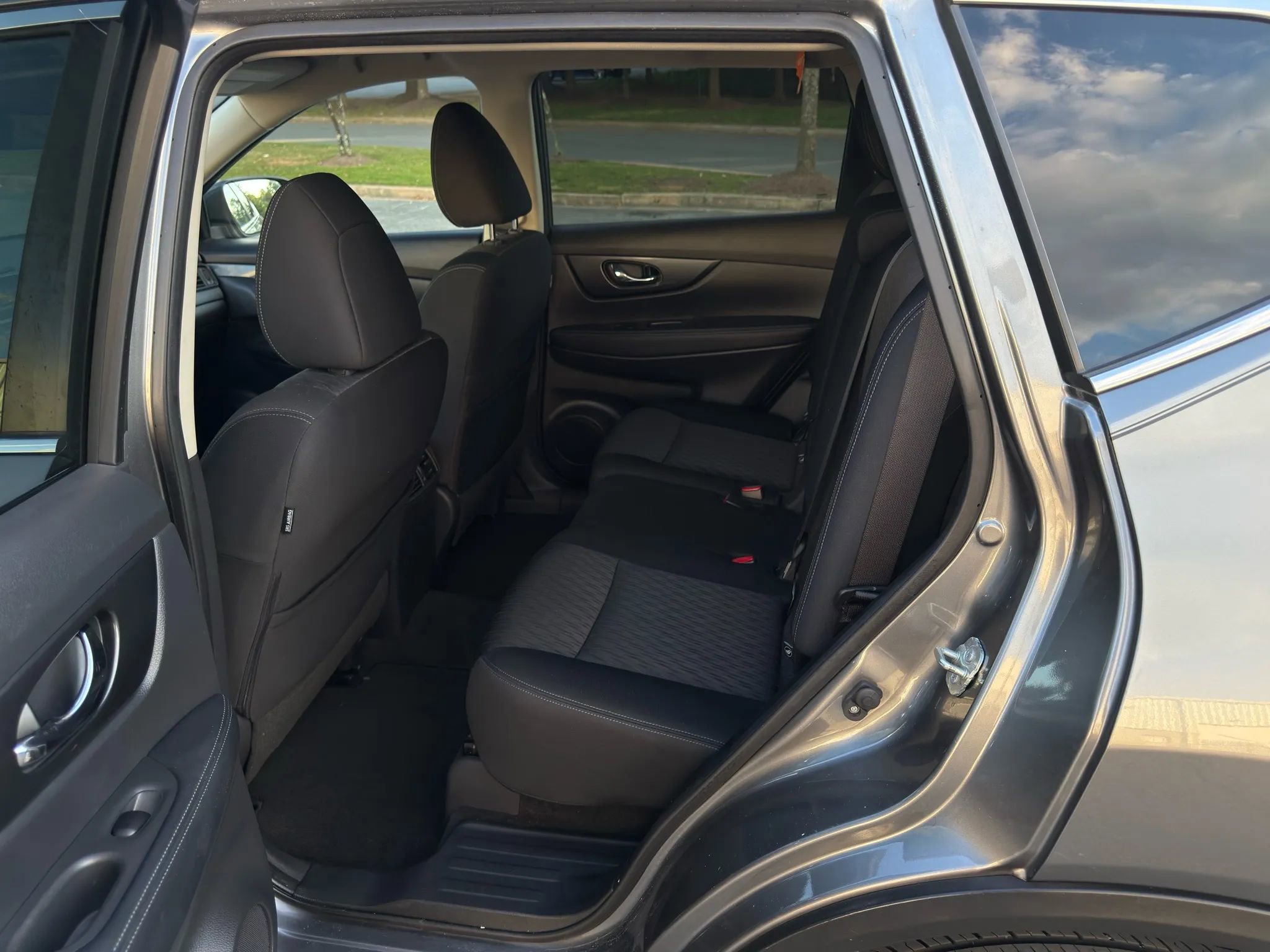 Used 2020 Nissan Rogue SV image 19