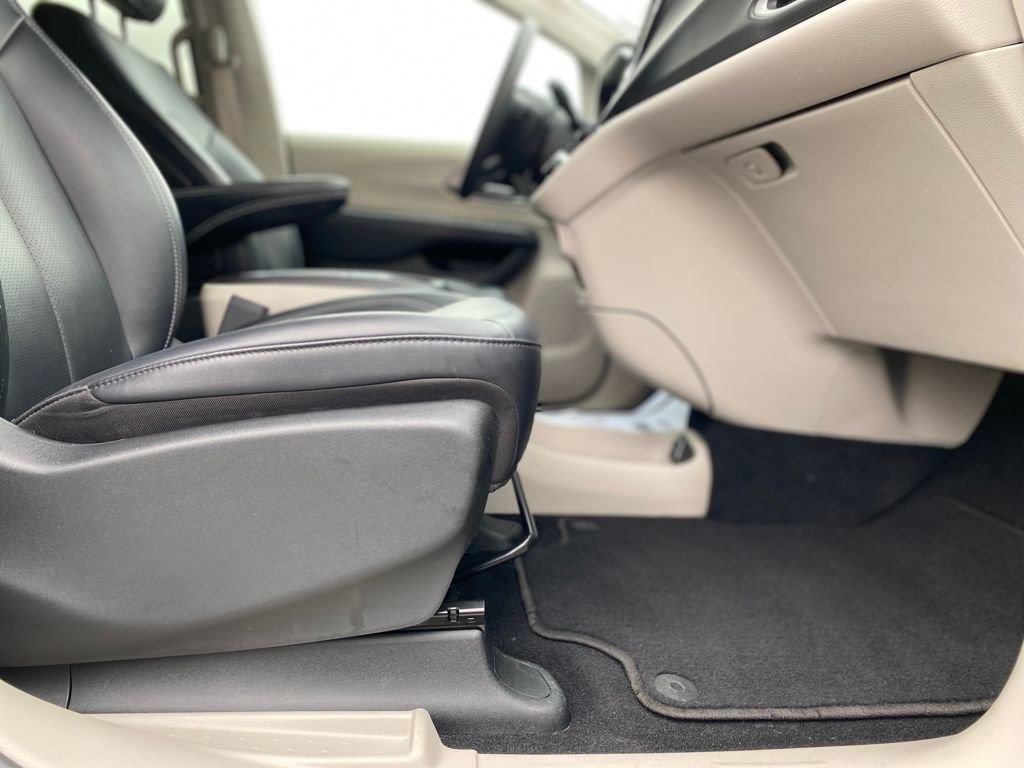 Used 2024 Chrysler Pacifica Touring-L image 11