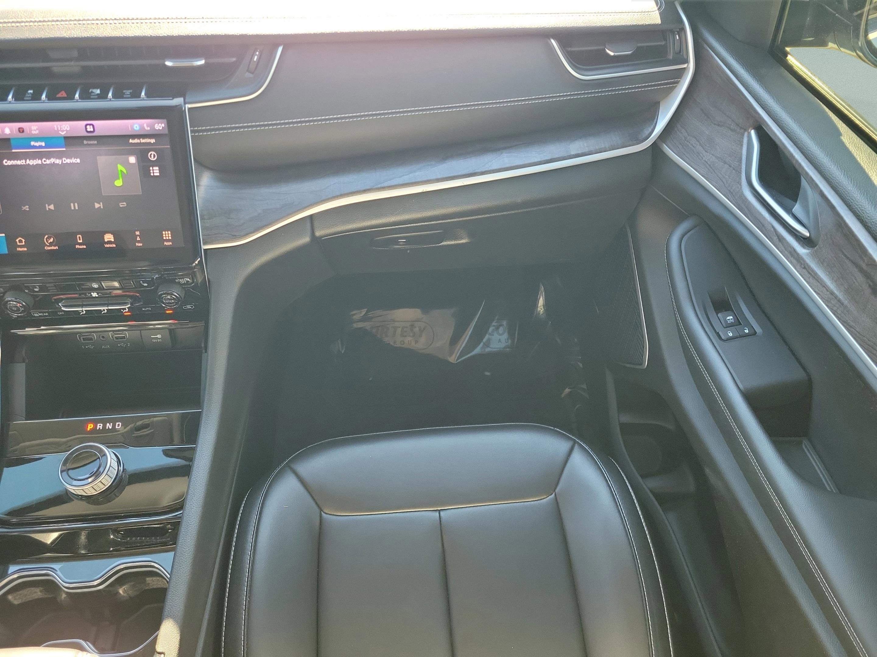 Used 2023 Jeep Grand Cherokee L Limited w/ Black Appearance Package image 18