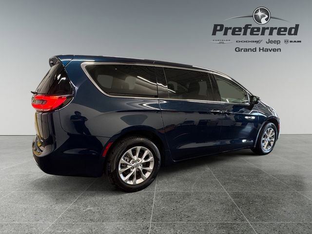 Used 2024 Chrysler Pacifica Touring-L image 18